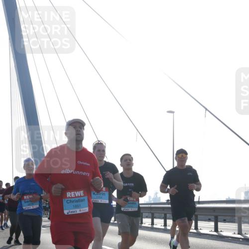 03.10.2026 - Köhlbrandbrückenlauf Tim E. http://msf.ph/oto/10612800 03.10.2026 09:29:00 Position 1 2578, 1851, 1254, 1419 meine-sportfotos.de