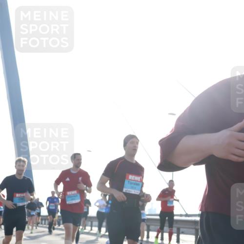 03.10.2026 - Köhlbrandbrückenlauf Tim E. http://msf.ph/oto/10612856 03.10.2026 09:29:05 Position 1  meine-sportfotos.de