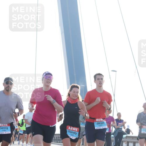 03.10.2026 - Köhlbrandbrückenlauf Tim E. http://msf.ph/oto/10612881 03.10.2026 09:29:08 Position 1 1380, 1382, 1381 meine-sportfotos.de