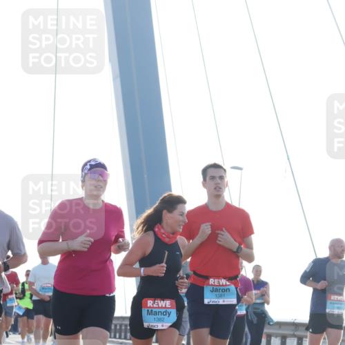 03.10.2026 - Köhlbrandbrückenlauf Tim E. http://msf.ph/oto/10612890 03.10.2026 09:29:09 Position 1 1382, 1381, 2285 meine-sportfotos.de