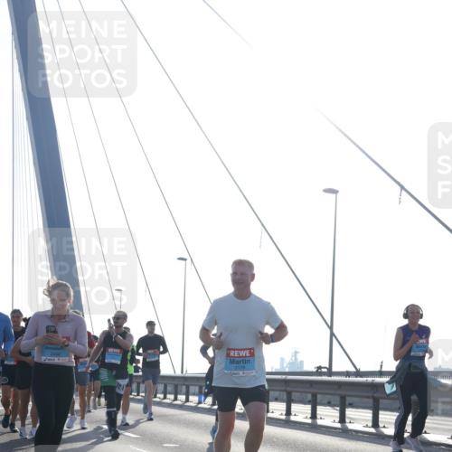 03.10.2026 - Köhlbrandbrückenlauf Tim E. http://msf.ph/oto/10612987 03.10.2026 09:29:17 Position 1 2402, 2179 meine-sportfotos.de
