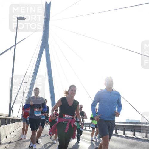 03.10.2026 - Köhlbrandbrückenlauf Tim E. http://msf.ph/oto/10613022 03.10.2026 09:29:20 Position 1  meine-sportfotos.de