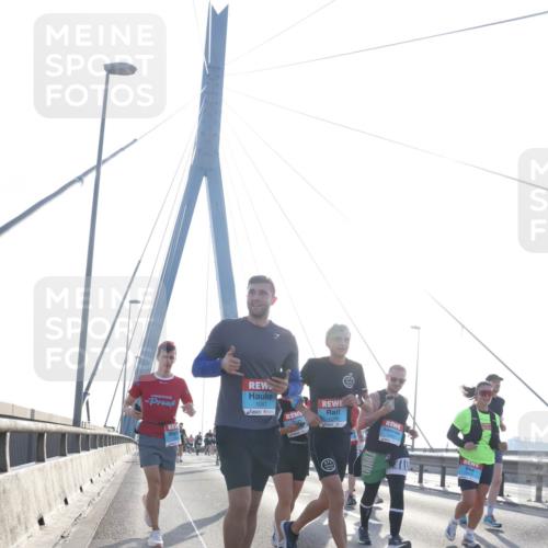 03.10.2026 - Köhlbrandbrückenlauf Tim E. http://msf.ph/oto/10613040 03.10.2026 09:29:21 Position 1 1067, 1208 meine-sportfotos.de