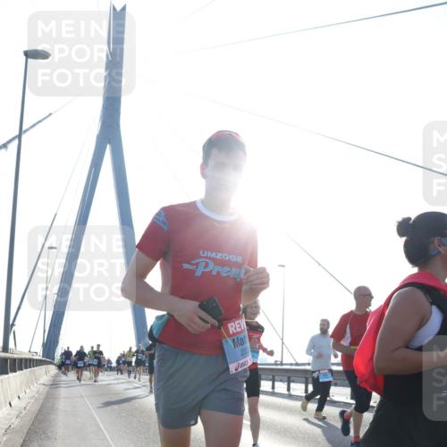 03.10.2026 - Köhlbrandbrückenlauf Tim E. http://msf.ph/oto/10613067 03.10.2026 09:29:23 Position 1 233 meine-sportfotos.de