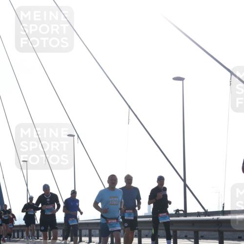 03.10.2026 - Köhlbrandbrückenlauf Tim E. http://msf.ph/oto/10613098 03.10.2026 09:29:26 Position 1  meine-sportfotos.de
