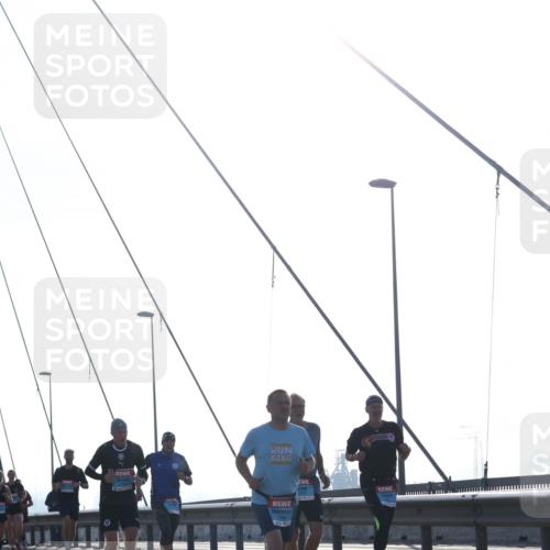 03.10.2026 - Köhlbrandbrückenlauf Tim E. http://msf.ph/oto/10613106 03.10.2026 09:29:27 Position 1  meine-sportfotos.de