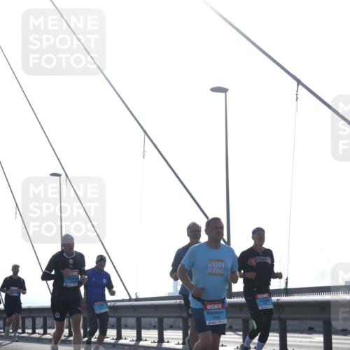 03.10.2026 - Köhlbrandbrückenlauf Tim E. http://msf.ph/oto/10613109 03.10.2026 09:29:27 Position 1 1988 meine-sportfotos.de