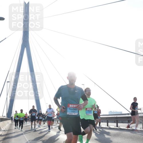 03.10.2026 - Köhlbrandbrückenlauf Tim E. http://msf.ph/oto/10613216 03.10.2026 09:29:36 Position 1 2464 meine-sportfotos.de