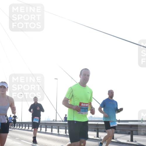 03.10.2026 - Köhlbrandbrückenlauf Tim E. http://msf.ph/oto/10613389 03.10.2026 09:29:52 Position 1 2755 meine-sportfotos.de