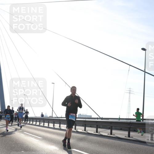 03.10.2026 - Köhlbrandbrückenlauf Tim E. http://msf.ph/oto/10613402 03.10.2026 09:29:54 Position 1  meine-sportfotos.de