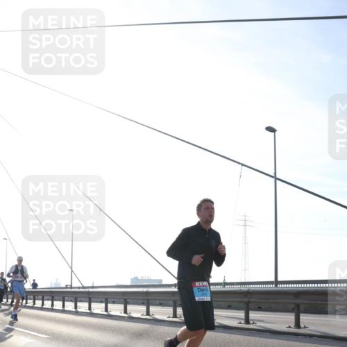 03.10.2026 - Köhlbrandbrückenlauf Tim E. http://msf.ph/oto/10613414 03.10.2026 09:29:54 Position 1  meine-sportfotos.de