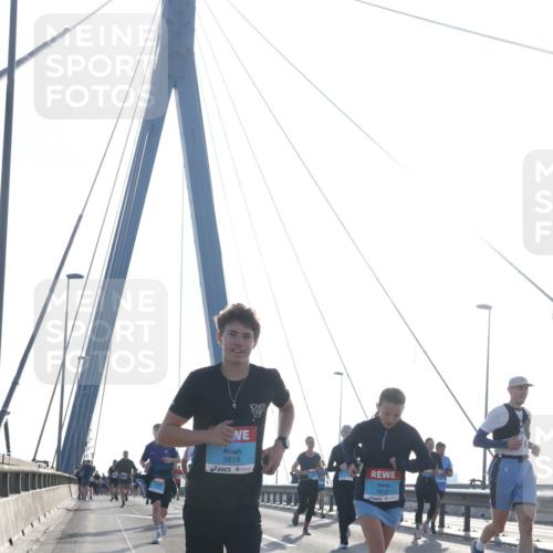 03.10.2026 - Köhlbrandbrückenlauf Tim E. http://msf.ph/oto/10613421 03.10.2026 09:29:56 Position 1 3816, 3813 meine-sportfotos.de