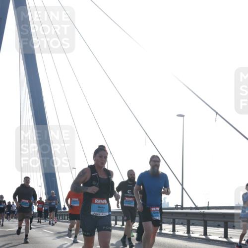 03.10.2026 - Köhlbrandbrückenlauf Tim E. http://msf.ph/oto/10613484 03.10.2026 09:30:01 Position 1 3725 meine-sportfotos.de