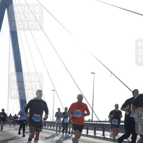 03.10.2026 - Köhlbrandbrückenlauf Tim E. http://msf.ph/oto/10613514 03.10.2026 09:30:03 Position 1  meine-sportfotos.de