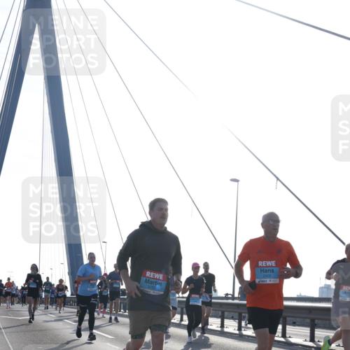 03.10.2026 - Köhlbrandbrückenlauf Tim E. http://msf.ph/oto/10613527 03.10.2026 09:30:04 Position 1 2905 meine-sportfotos.de