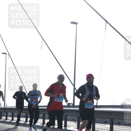 03.10.2026 - Köhlbrandbrückenlauf Tim E. http://msf.ph/oto/10613587 03.10.2026 09:30:10 Position 1 1354, 2299 meine-sportfotos.de