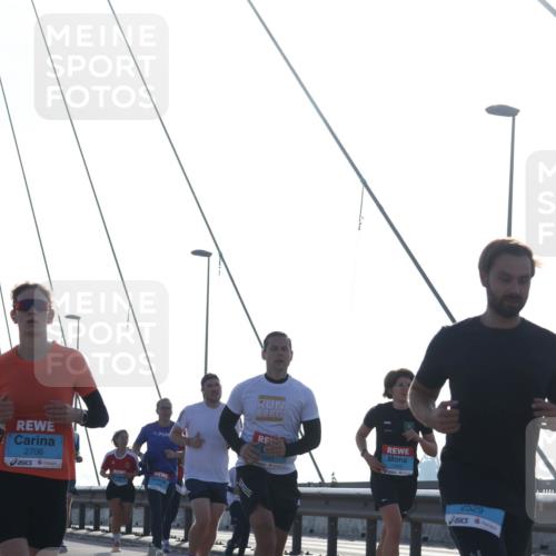 03.10.2026 - Köhlbrandbrückenlauf Tim E. http://msf.ph/oto/10613616 03.10.2026 09:30:14 Position 1 2706, 1383, 1900, 2529 meine-sportfotos.de