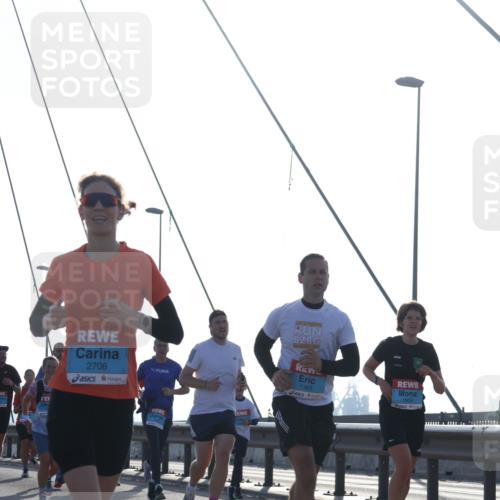 03.10.2026 - Köhlbrandbrückenlauf Tim E. http://msf.ph/oto/10613630 03.10.2026 09:30:15 Position 1 2706, 1383, 1900 meine-sportfotos.de