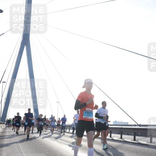 03.10.2026 - Köhlbrandbrückenlauf Tim E. http://msf.ph/oto/10613639 03.10.2026 09:30:16 Position 1 2706 meine-sportfotos.de