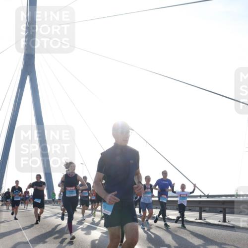 03.10.2026 - Köhlbrandbrückenlauf Tim E. http://msf.ph/oto/10613670 03.10.2026 09:30:19 Position 1  meine-sportfotos.de