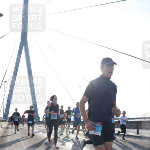 03.10.2026 - Köhlbrandbrückenlauf Tim E. http://msf.ph/oto/10613676 03.10.2026 09:30:19 Position 1  meine-sportfotos.de