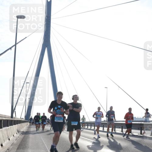 03.10.2026 - Köhlbrandbrückenlauf Tim E. http://msf.ph/oto/10613723 03.10.2026 09:30:22 Position 1  meine-sportfotos.de