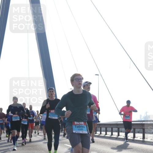 03.10.2026 - Köhlbrandbrückenlauf Tim E. http://msf.ph/oto/10613816 03.10.2026 09:30:29 Position 1 2822, 2549 meine-sportfotos.de