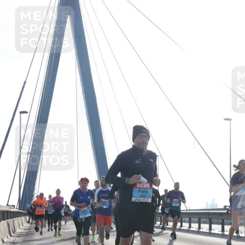 03.10.2026 - Köhlbrandbrückenlauf Tim E. http://msf.ph/oto/10613868 03.10.2026 09:30:33 Position 1 2095 meine-sportfotos.de