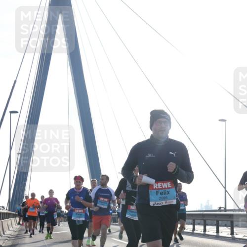 03.10.2026 - Köhlbrandbrückenlauf Tim E. http://msf.ph/oto/10613875 03.10.2026 09:30:33 Position 1 2095 meine-sportfotos.de