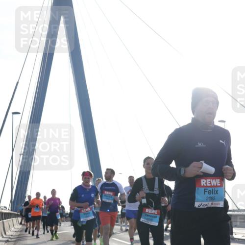 03.10.2026 - Köhlbrandbrückenlauf Tim E. http://msf.ph/oto/10613883 03.10.2026 09:30:33 Position 1 2096, 2095 meine-sportfotos.de