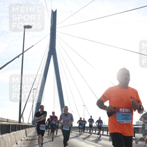 03.10.2026 - Köhlbrandbrückenlauf Tim E. http://msf.ph/oto/10613977 03.10.2026 09:30:40 Position 1 3755 meine-sportfotos.de
