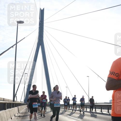03.10.2026 - Köhlbrandbrückenlauf Tim E. http://msf.ph/oto/10613986 03.10.2026 09:30:40 Position 1  meine-sportfotos.de