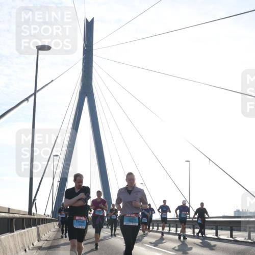 03.10.2026 - Köhlbrandbrückenlauf Tim E. http://msf.ph/oto/10613989 03.10.2026 09:30:41 Position 1  meine-sportfotos.de
