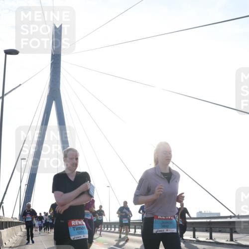 03.10.2026 - Köhlbrandbrückenlauf Tim E. http://msf.ph/oto/10614006 03.10.2026 09:30:42 Position 1 1211, 3842 meine-sportfotos.de
