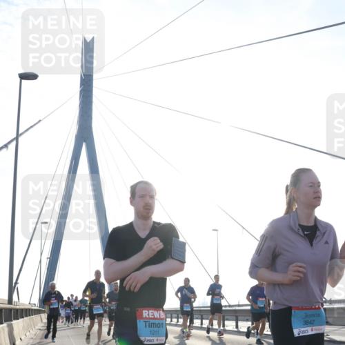 03.10.2026 - Köhlbrandbrückenlauf Tim E. http://msf.ph/oto/10614014 03.10.2026 09:30:42 Position 1 1211, 3842 meine-sportfotos.de