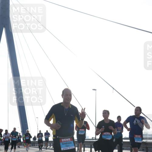 03.10.2026 - Köhlbrandbrückenlauf Tim E. http://msf.ph/oto/10614046 03.10.2026 09:30:44 Position 1 1527 meine-sportfotos.de