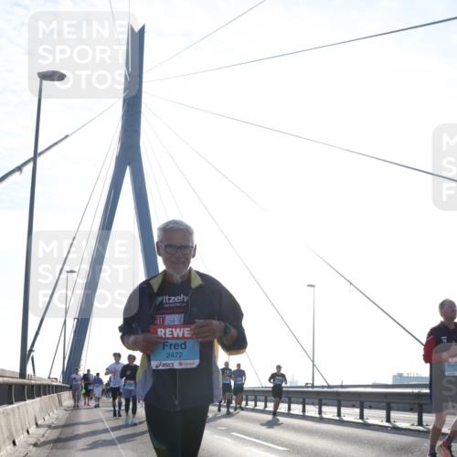 03.10.2026 - Köhlbrandbrückenlauf Tim E. http://msf.ph/oto/10614073 03.10.2026 09:30:46 Position 1 2472 meine-sportfotos.de