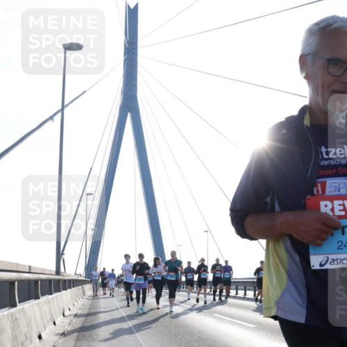 03.10.2026 - Köhlbrandbrückenlauf Tim E. http://msf.ph/oto/10614081 03.10.2026 09:30:47 Position 1 24 meine-sportfotos.de