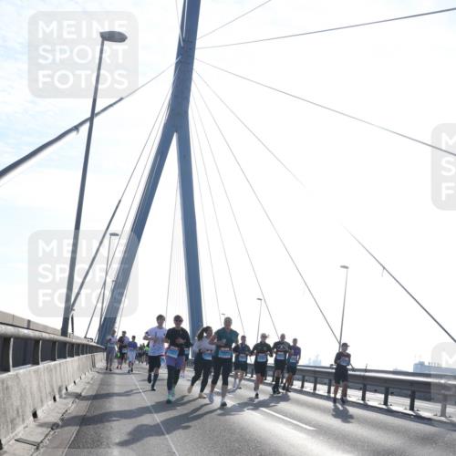 03.10.2026 - Köhlbrandbrückenlauf Tim E. http://msf.ph/oto/10614091 03.10.2026 09:30:47 Position 1  meine-sportfotos.de