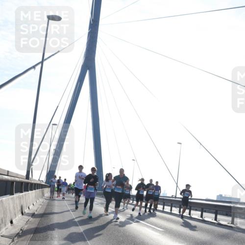 03.10.2026 - Köhlbrandbrückenlauf Tim E. http://msf.ph/oto/10614096 03.10.2026 09:30:47 Position 1  meine-sportfotos.de