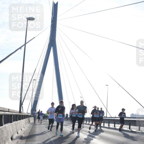 03.10.2026 - Köhlbrandbrückenlauf Tim E. http://msf.ph/oto/10614106 03.10.2026 09:30:48 Position 1  meine-sportfotos.de