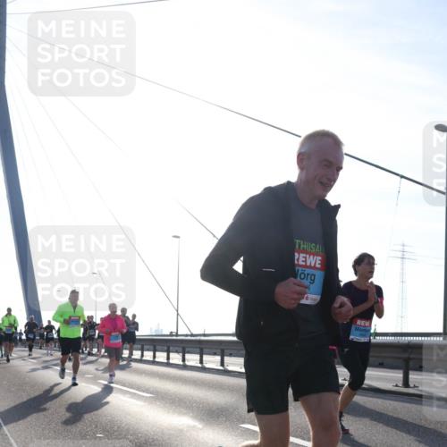 03.10.2026 - Köhlbrandbrückenlauf Tim E. http://msf.ph/oto/10614203 03.10.2026 09:30:56 Position 1  meine-sportfotos.de
