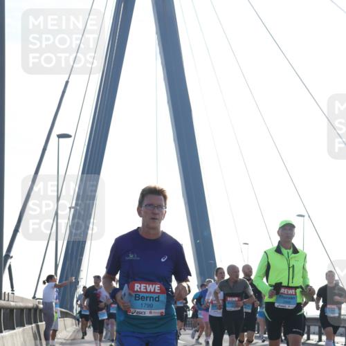 03.10.2026 - Köhlbrandbrückenlauf Tim E. http://msf.ph/oto/10614239 03.10.2026 09:31:00 Position 1 1799, 2989 meine-sportfotos.de