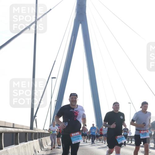 03.10.2026 - Köhlbrandbrückenlauf Tim E. http://msf.ph/oto/10614340 03.10.2026 09:31:07 Position 1 1001, 1128, 2781 meine-sportfotos.de