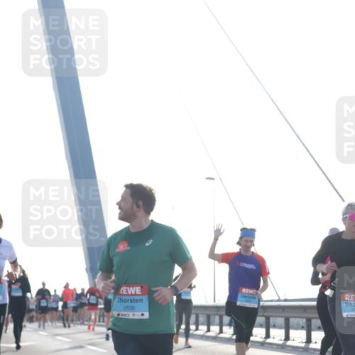 03.10.2026 - Köhlbrandbrückenlauf Tim E. http://msf.ph/oto/10614503 03.10.2026 09:31:22 Position 1 2636, 295 meine-sportfotos.de