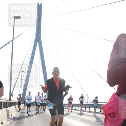 03.10.2026 - Köhlbrandbrückenlauf Tim E. http://msf.ph/oto/10614588 03.10.2026 09:31:29 Position 1  meine-sportfotos.de