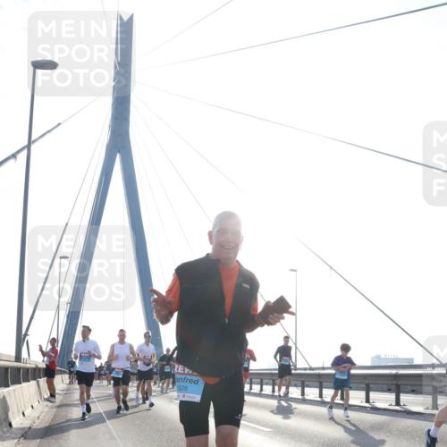 03.10.2026 - Köhlbrandbrückenlauf Tim E. http://msf.ph/oto/10614594 03.10.2026 09:31:30 Position 1 1528 meine-sportfotos.de