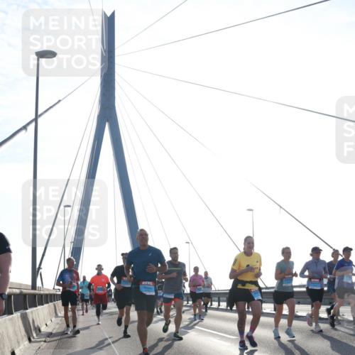 03.10.2026 - Köhlbrandbrückenlauf Tim E. http://msf.ph/oto/10614723 03.10.2026 09:31:40 Position 1  meine-sportfotos.de