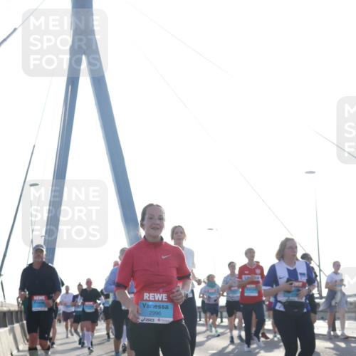 03.10.2026 - Köhlbrandbrückenlauf Tim E. http://msf.ph/oto/10615007 03.10.2026 09:32:01 Position 1 2996 meine-sportfotos.de