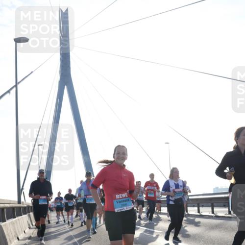 03.10.2026 - Köhlbrandbrückenlauf Tim E. http://msf.ph/oto/10615017 03.10.2026 09:32:01 Position 1 11, 2996 meine-sportfotos.de